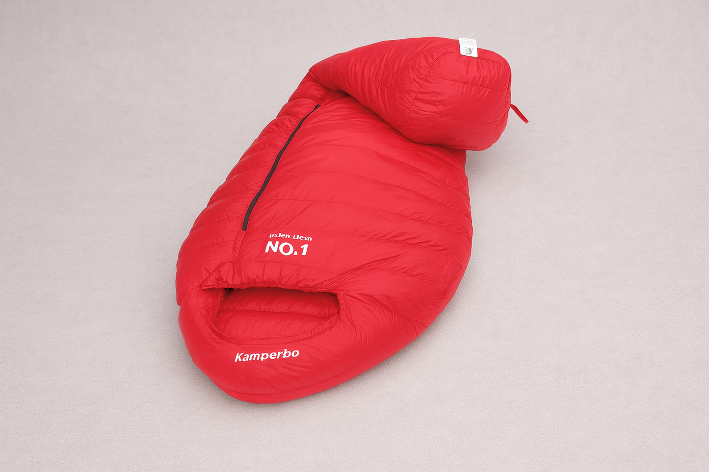 Red sleeping bag with Kamperbo branding on a gray background