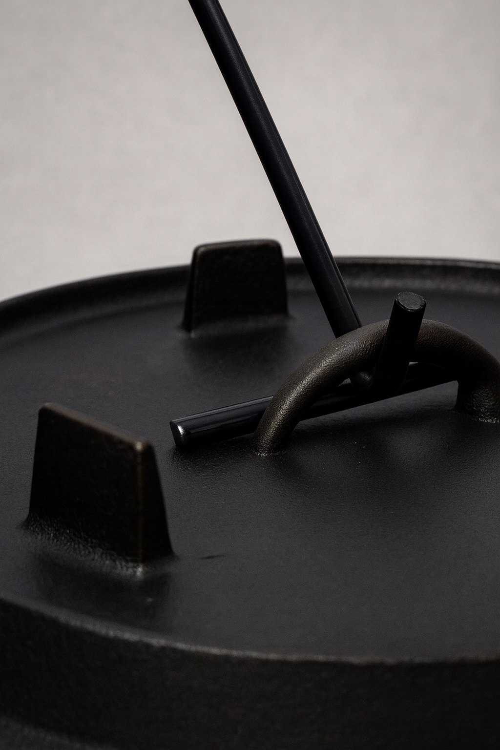 Cast Iron Dutch Oven with Legs - Pre-Seasoned Camping Pot for Campfire Cooking